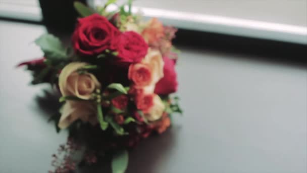 Buquê de rosas vermelhas de laranja cremosa com verde — Vídeo de Stock