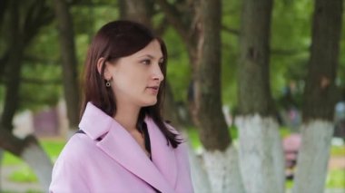 Pembe aşkın bakışı ile esmer kadın