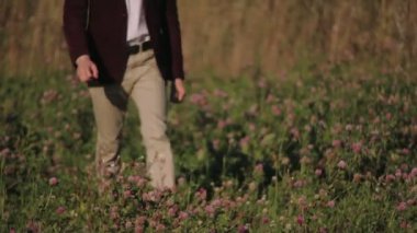 Saç ve gülümseyen damat sahada düzeltiyor