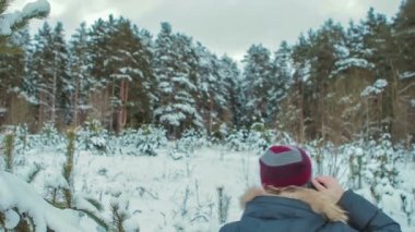 Ormandaki telefonda konuşmak için çalışan adam