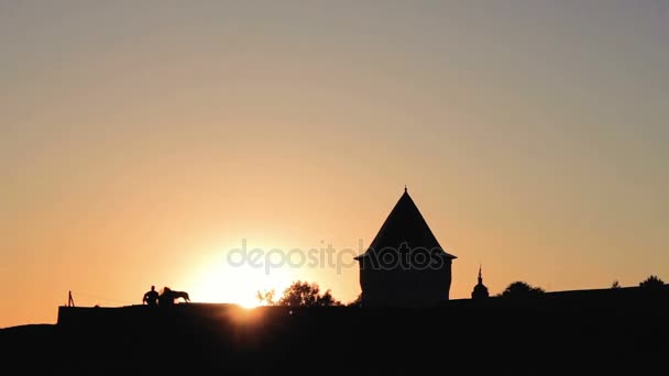 Silhueta do antigo mosteiro sobre o pôr do sol fundo — Vídeo de Stock