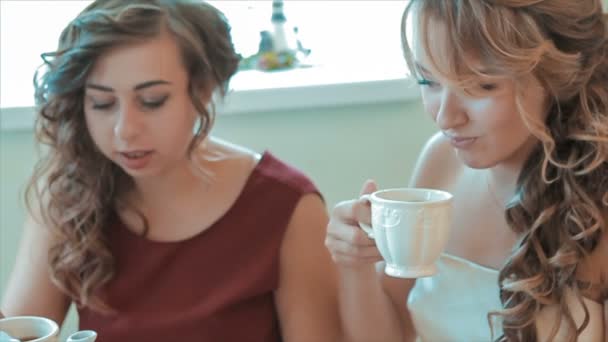 Las niñas están tomando té en vestidos festivos — Vídeo de stock