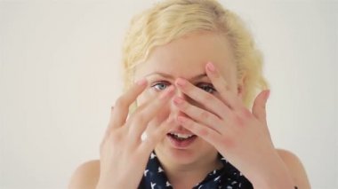 Masaj yaparken güzel sarışın kadının yüzüdür