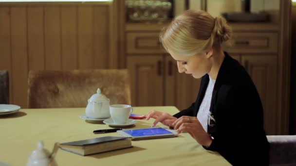 Kobieta w czarnej działa z tabletem — Wideo stockowe