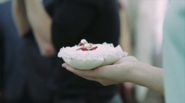 Alyans yastıkla tutan kız