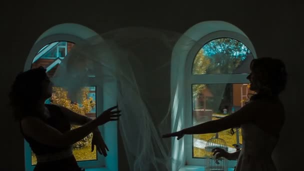 Две девушки играют в свадебную вуаль — стоковое видео