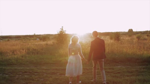 Två personer i kärlek vid solnedgången på semester — Stockvideo