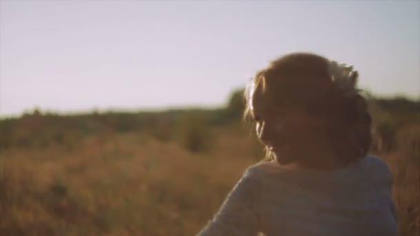 Twee mensen in liefde bij zonsondergang op vakantie — Stockvideo