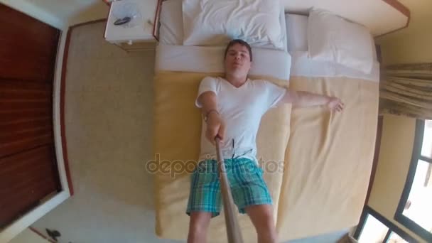 Homem cai na cama no hotel — Vídeo de Stock