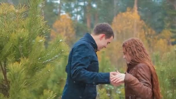 Casal na floresta de pinheiro interrompido por telefonema — Vídeo de Stock