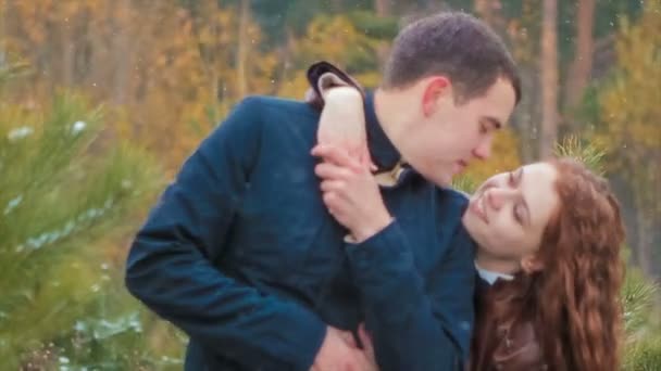 Мужчина целует видео