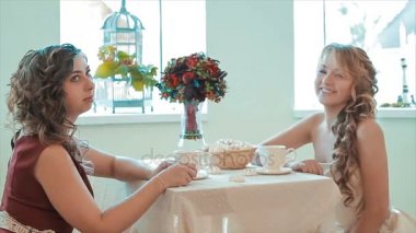 İki kadın bir ev ortamı gibi görünüyordu Cafe çay içme