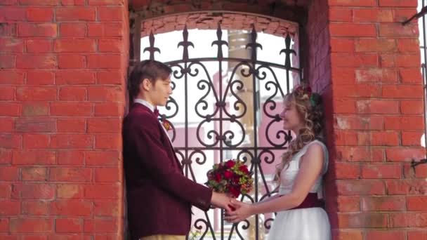 Nowożeńcy stoją naprzeciwko siebie wewnątrz domu — Wideo stockowe