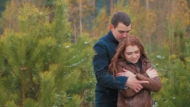 Hombre tiernamente abrazando mujer calentándola — Vídeos de Stock