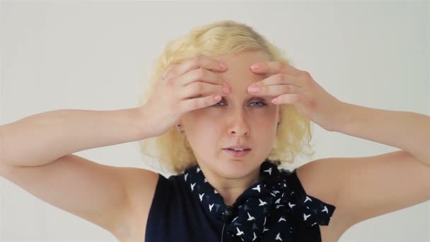 Az arcfiatalító a gyakorlatok a video oktatás — Stock videók