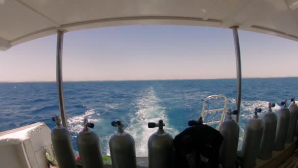 Barco con tanques de buceo está nadando en el océano — Vídeo de stock
