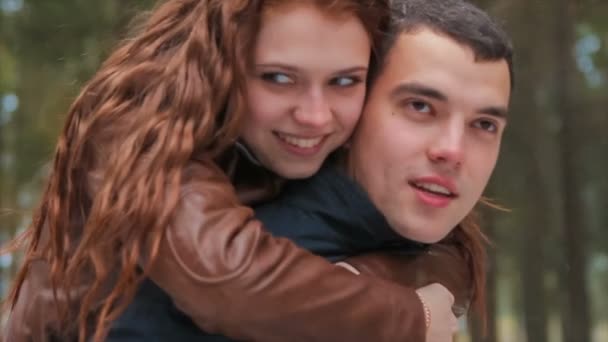 Feliz momento jovem casal no floresta lento movimento — Vídeo de Stock