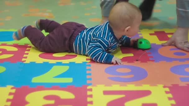 Vader met kleine zoon spelen op de vloer in de kamer — Stockvideo