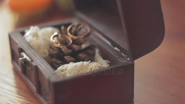 Деревянный ящик со свадебными кольцами в нем. Slow Motion — стоковое видео