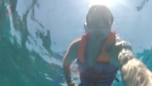 Scuba Diver skjuter hans dyk i havet på kamera — Stockvideo