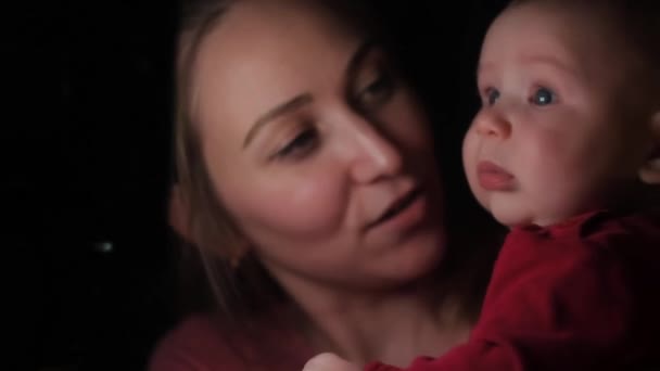 Мама і дитина вивчають лампу — стокове відео