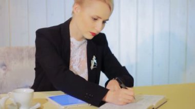 Güzel iş kadını Tablet ile çalışır