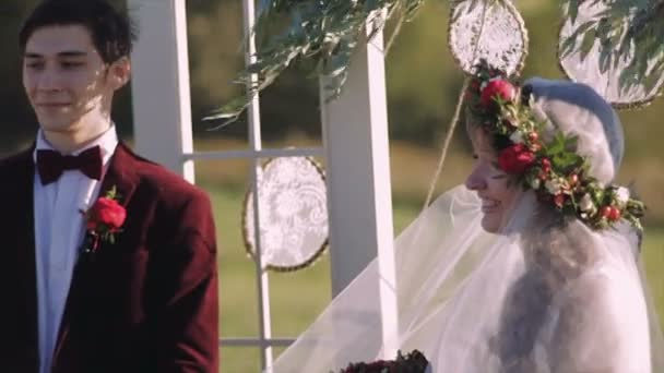 Невеста с нежностью смотрит на жениха медленное движение — стоковое видео