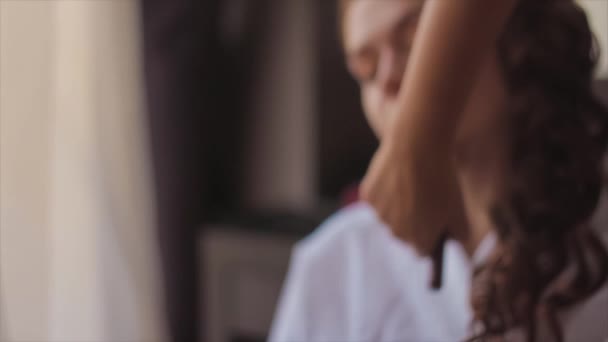 Макіяж на обличчі повільного руху нареченої — стокове відео