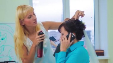 Gelin düğün iki makyaj sanatçıları için hazırlar