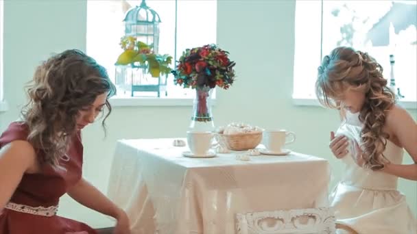 Vorbereitung der Braut und ihres Freundes auf die Trauung in Zeitlupe — Stockvideo