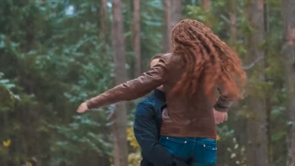 Весёлая встреча двух влюблённых в лесу в замедленном движении снега — стоковое видео