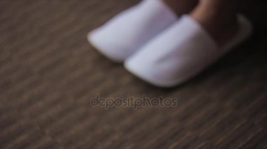 Kadın bacaklarını yavaş hareket için yumuşak terlik