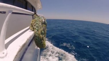 Mavi deniz ağır çekim yat yolculuğu