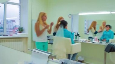 Güzellik Salonu Makyaj sanatçıları uyumlu çalışmalarını