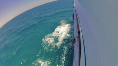 Azure deniz yavaş tekne görünümünü