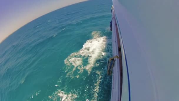 Vue du bateau dans la mer d'Azur Mouvement lent — Video