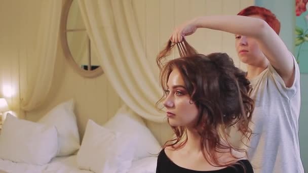 A lány teszi neki barátja barna elegáns frizura — Stock videók