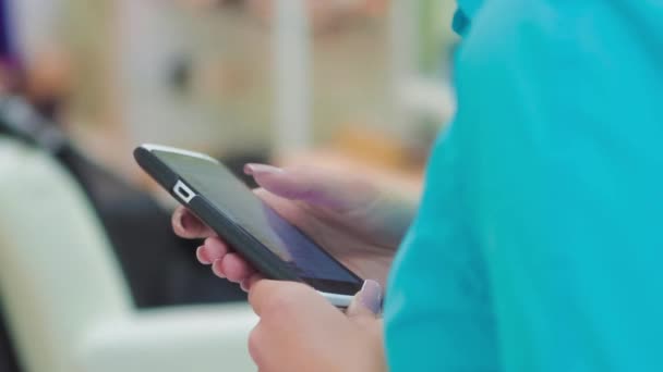 Girl Uses Phone While Waiting in Beauty Salon — Stock Video