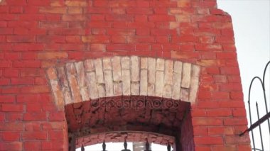 Gelin ve damat kırmızı tuğla ağır çekim Arkın altından öp