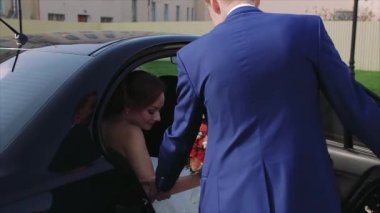 Gelin düğün araba ağır çekimde oturur
