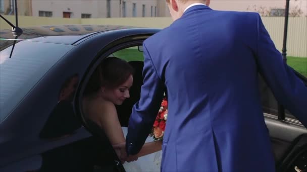 Novia se sienta en la boda coche de cámara lenta — Vídeo de stock