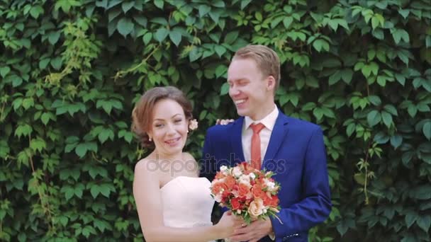 Spaß für junges Hochzeitspaar in Garten-Zeitlupe — Stockvideo