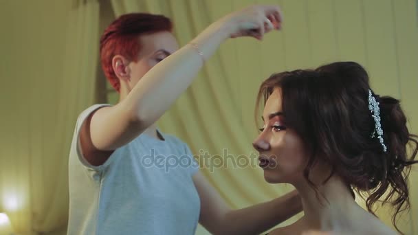 Preparando o penteado da noiva para o casamento — Vídeo de Stock