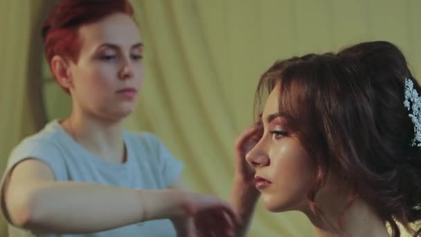 Парикмахер делает прическу для девочек дома — стоковое видео