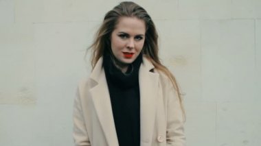 Nicole Kidman gözleri sanal kulaklýklý mikrofon üzerinde giyiyor gibi arayan kadın
