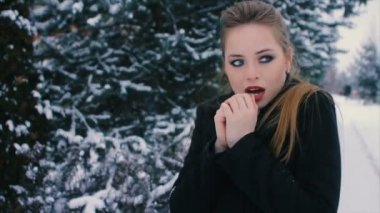 Sıcak ağır çekim tutmak için açık havada nefes onun kollarında kadın portresi