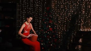 Kırmızı açık kutusunda Noel hediye ile güzel ve genç birbayan