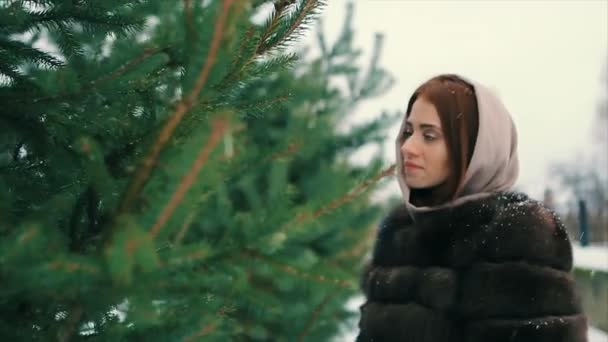 Morena rica mujer cintura capa de piel marrón cerca de árbol de Navidad cámara lenta — Vídeos de Stock