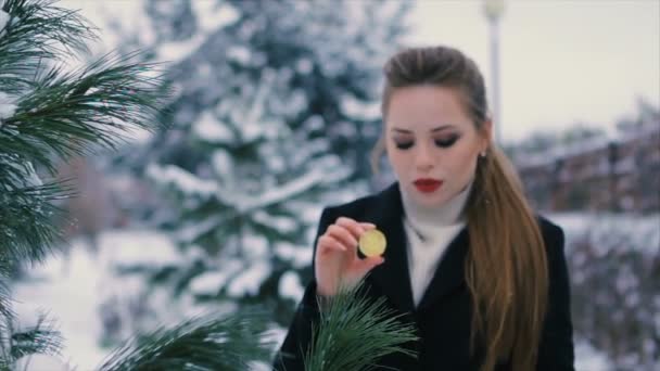 Belle jeune fille réussie tient Bitcoin d'or dans les mains — Video