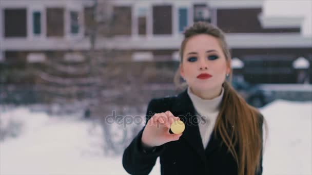 Menina segura bitcoin em mãos parque de inverno câmera lenta — Vídeo de Stock